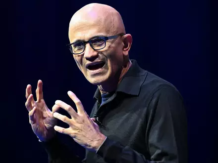 Will in KI eine «Notbremse» einbauen: Microsoft-Chef Satya Nadella. (Archivbild) - Foto: Sven Hoppe/dpa