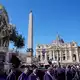 Gläubige auf dem Petersplatz. - Bild: Gregorio Borgia/AP/dpa