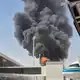 Rauchsäule über dem Airport in Riad. - Bild: Uncredited/UGC via AP/dpa