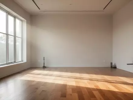 Ein heller, minimalistischer Raum mit Holzboden und einfallendem Sonnenlicht, der als Trainingsbereich dient. - Foto: über boerse-global.de