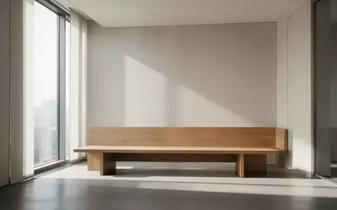 Ein minimalistischer, leerer Wartebereich in einem modernen Gebäude mit hellem Tageslicht. - Foto: über boerse-global.de