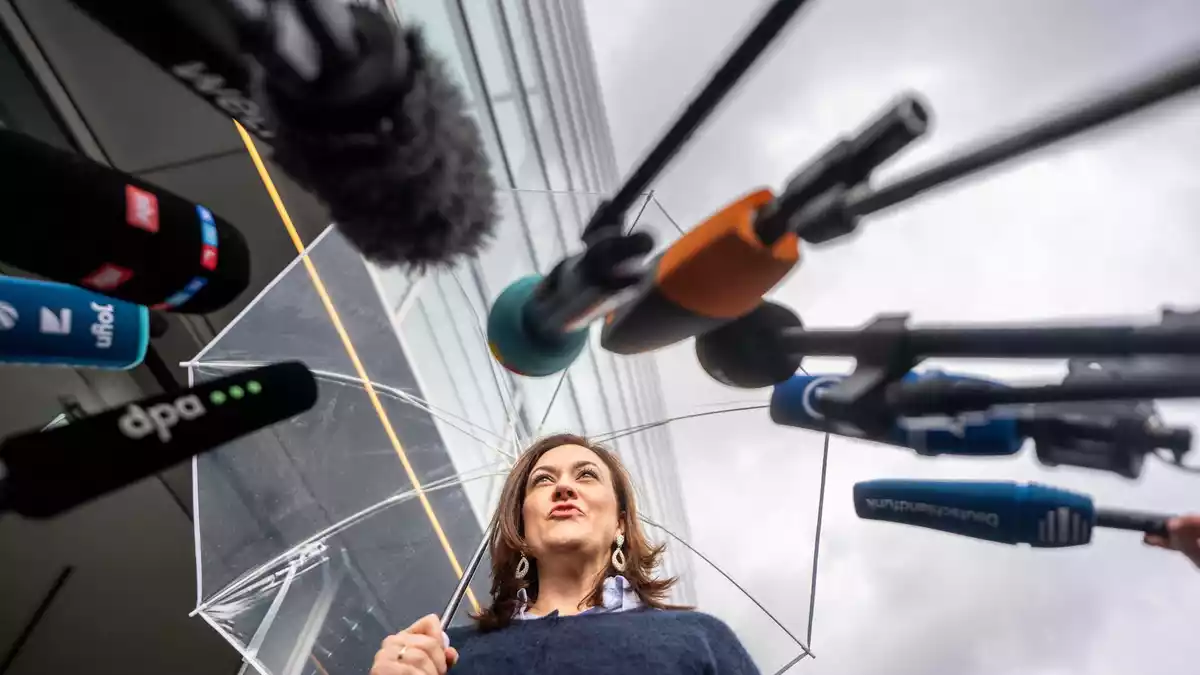 CDU-Generalsekretärin Franziska Hoppermann steht zu Beginn der Präsidiumsklausur im Regen. - Bild: Michael Kappeler/dpa
