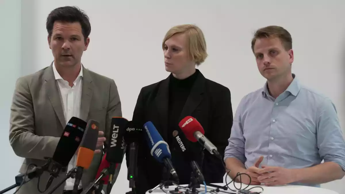 Den Sondierungsstand erläuterten in Berlin am Freitag Steffen Krach von der SPD, Nina Stahr von den Grünen und Maximilian Schirmer von der Linke. - Bild: Sven Kaeuler/dpa