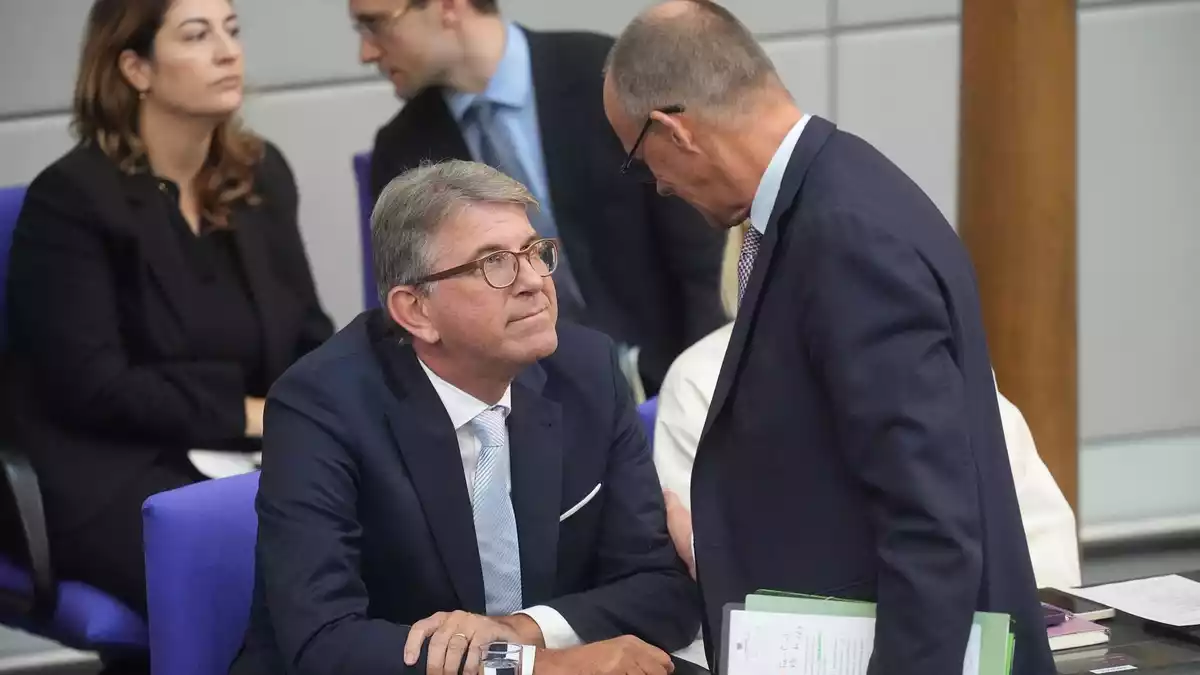 Kulturstaatsminister Wolfram Weimer, hier mit Kanzler Friedrich Merz (CDU), warnt vor Rot-Grün-Rot in Berlin. (Archivbild) - Bild: Michael Kappeler/dpa