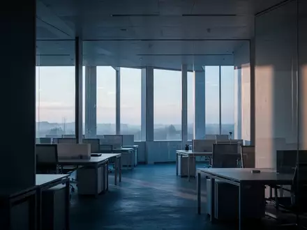 Ein leeres, modern gestaltetes Büro in den frühen Morgenstunden mit einfallendem Tageslicht. - Foto: über boerse-global.de