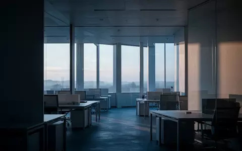 Ein leeres, modern gestaltetes Büro in den frühen Morgenstunden mit einfallendem Tageslicht. - Foto: über boerse-global.de