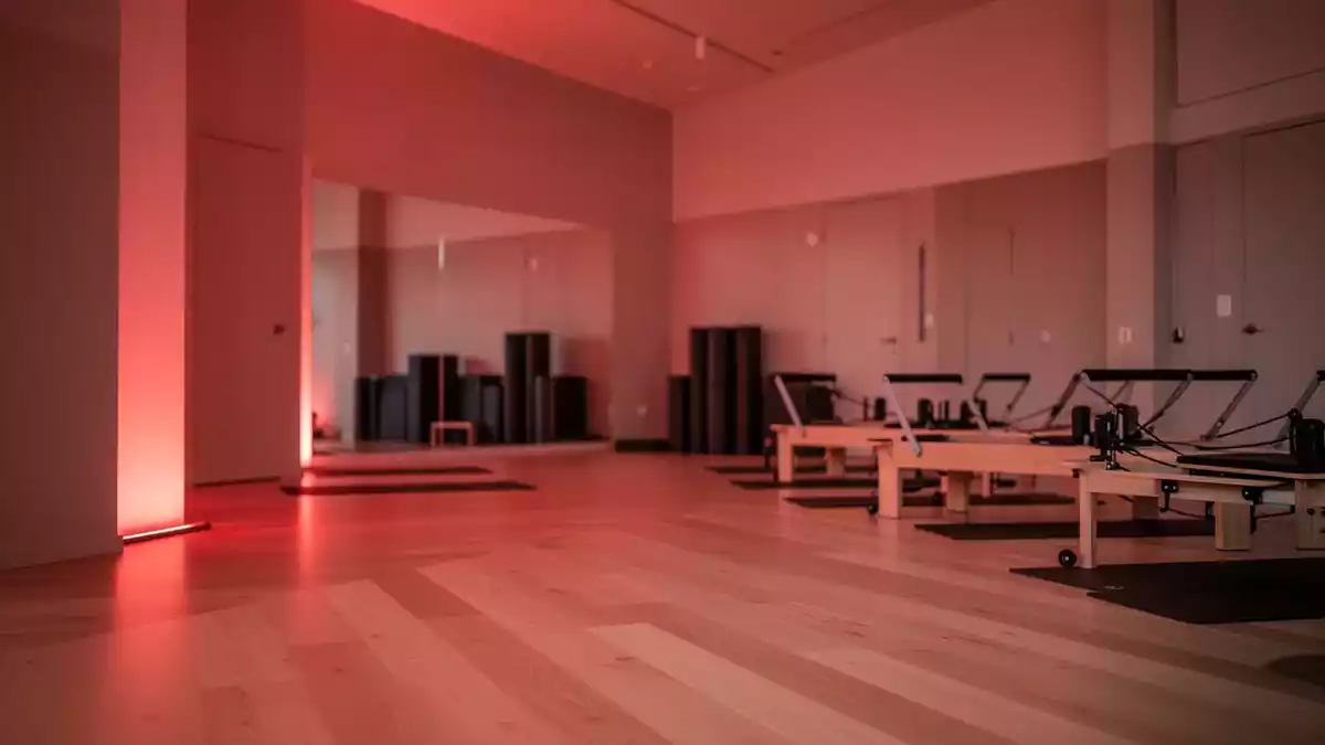 STRONG Pilates Oxford integriert Rotlicht in Training und Erholung
