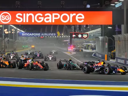Max Verstappen gibt in Singapur Gas. - Foto: Vincent Thian/AP/dpa