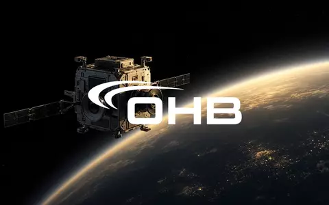 Ein Satellitenmodul schwebt im Weltraum vor dem Hintergrund der Erdkrümmung, symbolisiert technologische Innovation. - Foto: über boerse-global.de