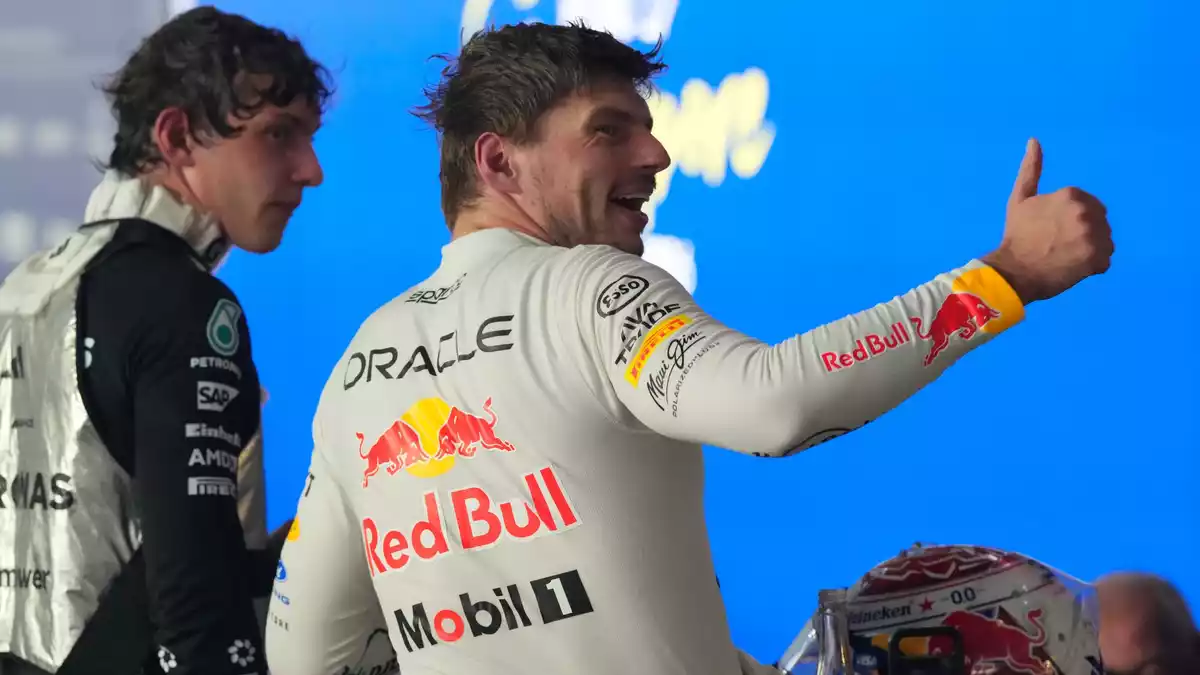 Max Verstappen war schon viermal Champion, Kimi Antonelli (l) dürfte es bald erstmals werden. - Bild: Vincent Thian/AP/dpa