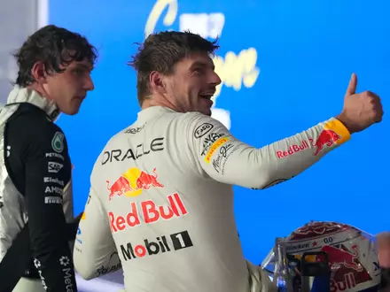 Max Verstappen war schon viermal Champion, Kimi Antonelli (l) dürfte es bald erstmals werden. - Foto: Vincent Thian/AP/dpa