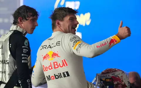 Max Verstappen war schon viermal Champion, Kimi Antonelli (l) dürfte es bald erstmals werden. - Foto: Vincent Thian/AP/dpa