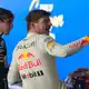 Max Verstappen war schon viermal Champion, Kimi Antonelli (l) dürfte es bald erstmals werden. - Bild: Vincent Thian/AP/dpa