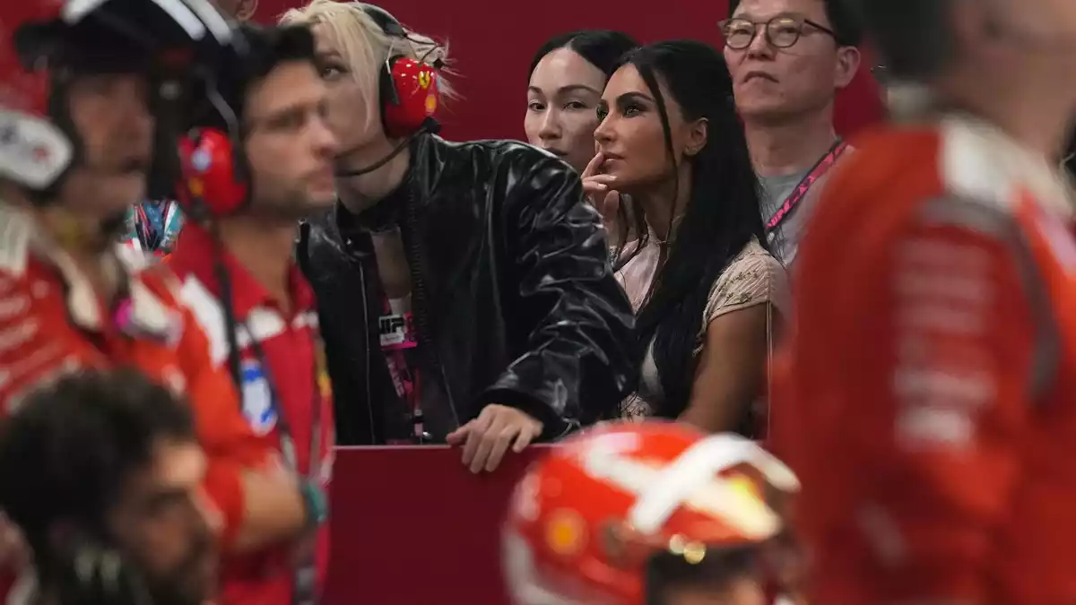 Kim Kardashian (Mitte r) fiebert mit Lewis Hamilton. - Bild: Ng Han Guan/Pool AP/dpa