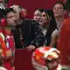Kim Kardashian (Mitte r) fiebert mit Lewis Hamilton. - Bild: Ng Han Guan/Pool AP/dpa