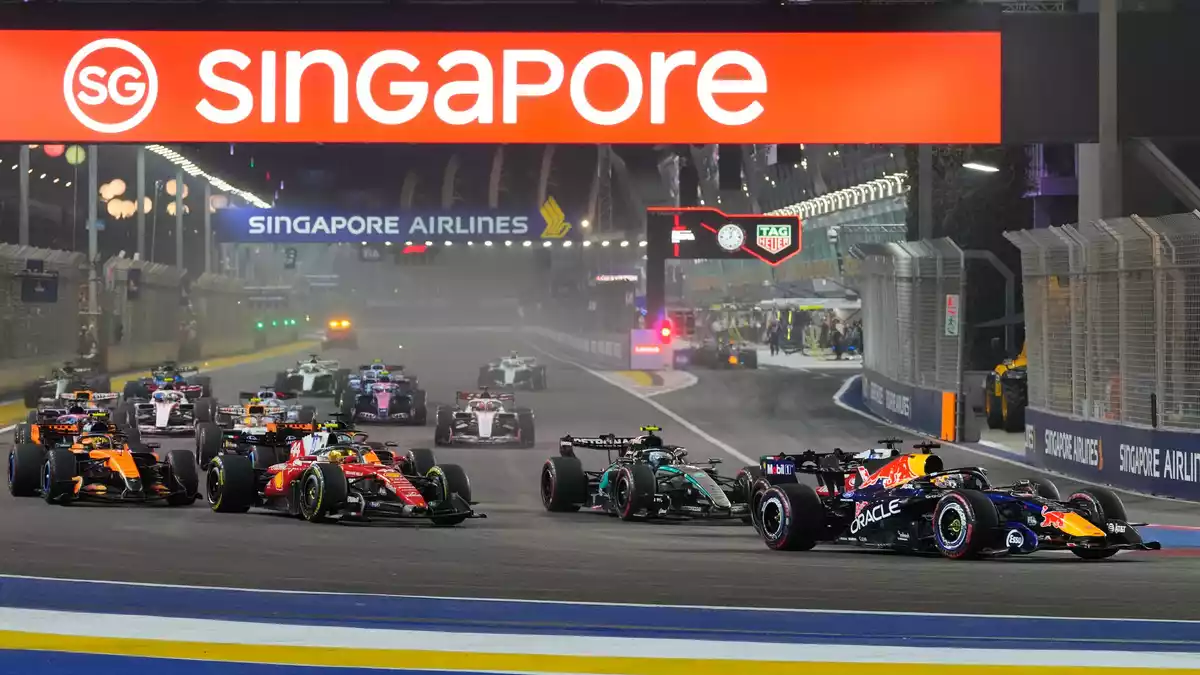 Max Verstappen gibt in Singapur Gas. - Bild: Vincent Thian/AP/dpa