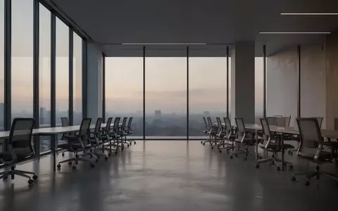 Ein leeres, modernes Büro bei Dämmerung mit minimalistischem Design und natürlichem Licht. - Foto: über boerse-global.de