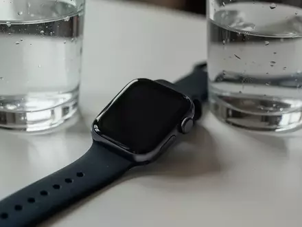 Symbolbild: Smartwatch neben einem Glas Wasser - Foto: über boerse-global.de