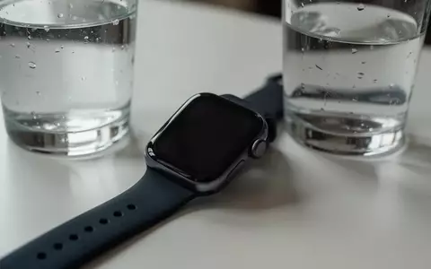 Symbolbild: Smartwatch neben einem Glas Wasser - Foto: über boerse-global.de