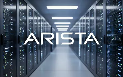 Abstrakte Darstellung moderner Rechenzentrum-Infrastruktur mit Server-Racks in kühler, professioneller Beleuchtung. - Foto: über boerse-global.de