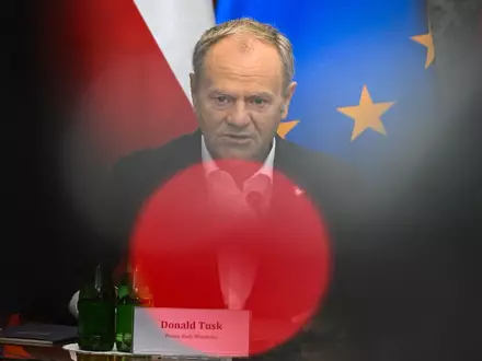 Schwebte in Gefahr: Regierungschef Tusk. - Foto: Radek Pietruszka/PAP/dpa