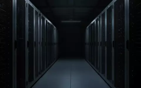 Dunkler, minimalistischer Serverraum mit grauen Metallracks in einer industriellen Umgebung. - Foto: über boerse-global.de