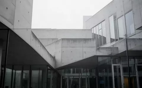 Moderne Fassade eines Verwaltungsgebäudes aus Beton und Glas bei bewölktem Himmel. - Foto: über boerse-global.de