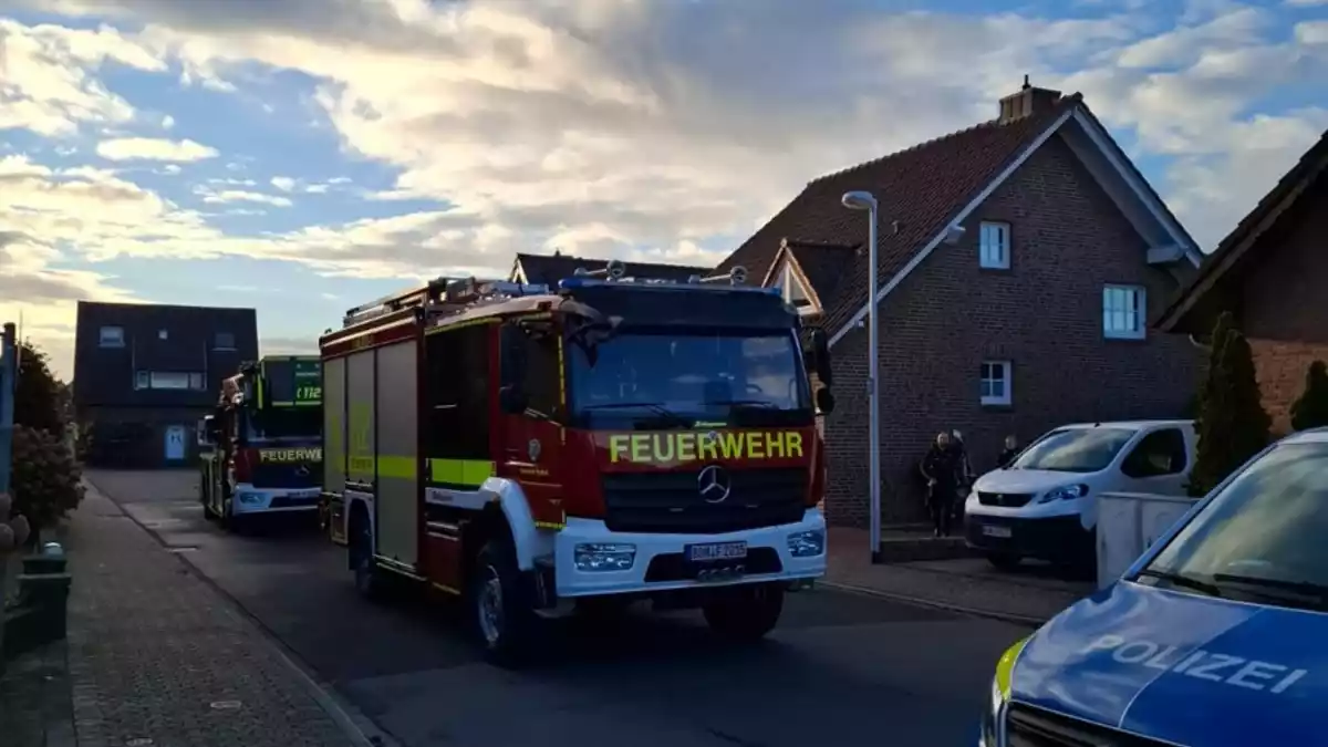 FW Bocholt: Gasflasche explodiert in Biemenhorst - Ofenteile fliegen bis zu 10 Meter weit - Bild: presseportal.de