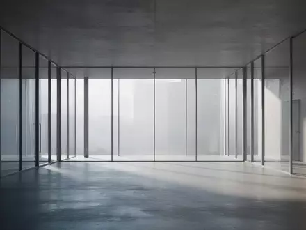 Ein minimalistischer, moderner Innenraum mit klaren Linien und hellem, diffusem Tageslicht, das durch große Fenster fällt. - Foto: über boerse-global.de