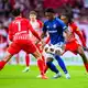 Umzingelt: Schalkes Junior Adamu (M.) gegen Ex-Club Freiburg. - Bild: Tom Weller/dpa