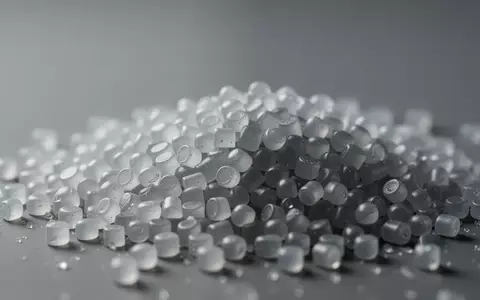 Nahaufnahme von industriellen Kunststoffgranulaten aus Polyamid in einer sauberen, neutralen Laborumgebung. - Foto: über boerse-global.de
