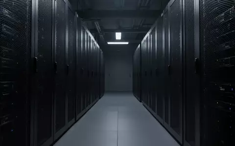 Dunkle, minimalistische Gänge in einem Serverraum mit metallischen Schrankfronten in einer industriellen Umgebung. - Foto: über boerse-global.de