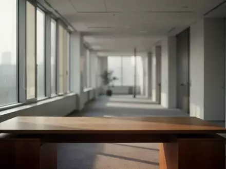Ein leerer, modern gestalteter Büroarbeitsplatz mit einfallendem Tageslicht in einer ruhigen, minimalistischen Umgebung. - Foto: über boerse-global.de