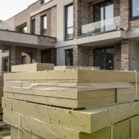 Dämmmaterialien auf einer Baustelle für eine thermische Gebäudesanierung. - Foto: über boerse-global.de