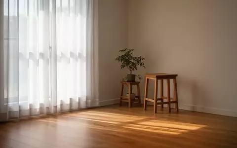 Ein ruhiger, minimalistischer Raum mit natürlichem Licht, einem schlichten Holzhocker und einer kleinen Zimmerpflanze. - Foto: über boerse-global.de