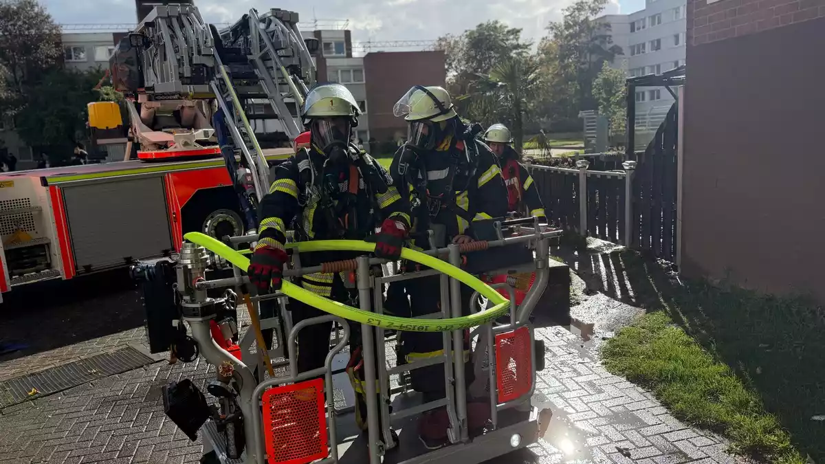 FW-BN: Brand in Mehrfamilienhaus in Bonn-Tannenbusch - drei Leichtverletzte. - Bild: presseportal.de