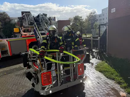 FW-BN: Brand in Mehrfamilienhaus in Bonn-Tannenbusch - drei Leichtverletzte. - Foto: presseportal.de