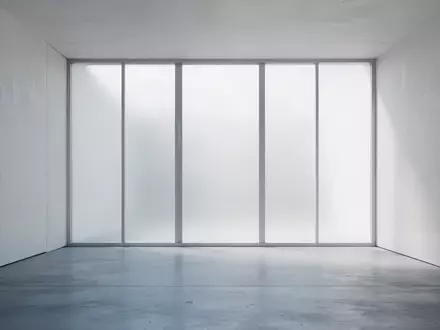 Ein minimalistischer, heller Innenraum mit klaren Linien und natürlichem Lichteinfall, der Ordnung und Struktur symbolisiert. - Foto: über boerse-global.de