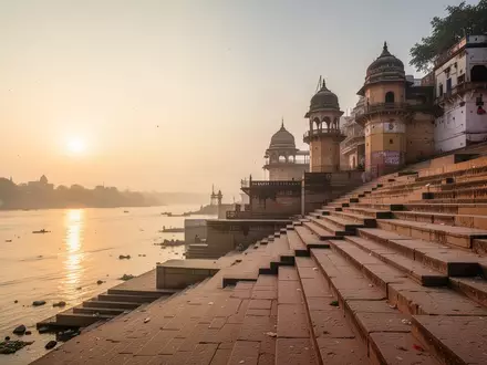 Die historischen Steinstufen des Namo Ghat in Varanasi im warmen Licht des frühen Morgens am Ganges. - Foto: über boerse-global.de