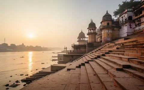Die historischen Steinstufen des Namo Ghat in Varanasi im warmen Licht des frühen Morgens am Ganges. - Foto: über boerse-global.de