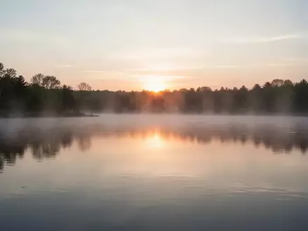 Symbolbild: ruhiger See bei Sonnenaufgang - Foto: über boerse-global.de