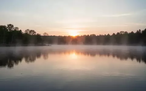 Symbolbild: ruhiger See bei Sonnenaufgang - Foto: über boerse-global.de