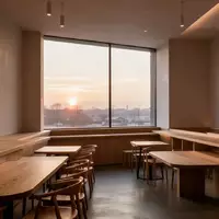 Ein minimalistischer, heller Innenraum eines Cafés mit sauberen Linien und natürlichem Lichteinfall ohne Personen oder Technik. - Foto: über boerse-global.de
