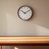 Eine leere, aufgeräumte Bürofläche mit einer analogen Wanduhr an einer schlichten Wand. - Foto: über boerse-global.de