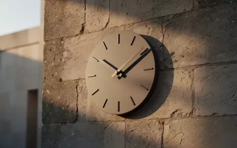 Eine minimalistische Wanduhr an einer Steinmauer als Symbol für die langfristige Finanzplanung der Rentenpolitik. - Foto: über boerse-global.de