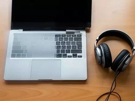 Symbolic image: laptop and headphones on a desk - Foto: über boerse-global.de