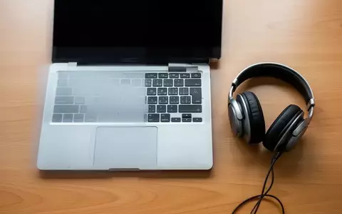 Symbolic image: laptop and headphones on a desk - Foto: über boerse-global.de