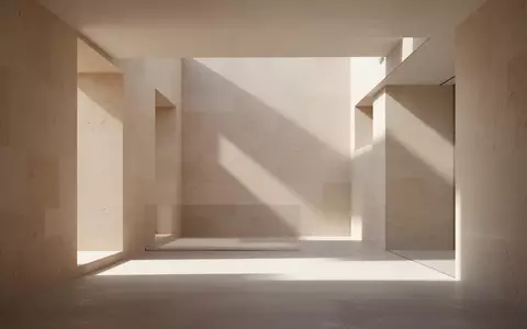 Eine minimalistische, moderne Architektur auf Mallorca mit klaren Linien, Steinwänden und weichem, natürlichem Licht. - Foto: über boerse-global.de