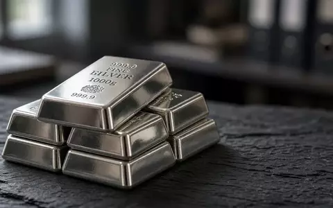 Glänzende Silberbarren auf einer dunklen Schieferplatte bei natürlichem Licht. - Foto: über boerse-global.de
