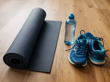 Symbolbild: Yogamatte, Trinkflasche und Laufschuhe - Foto: über boerse-global.de